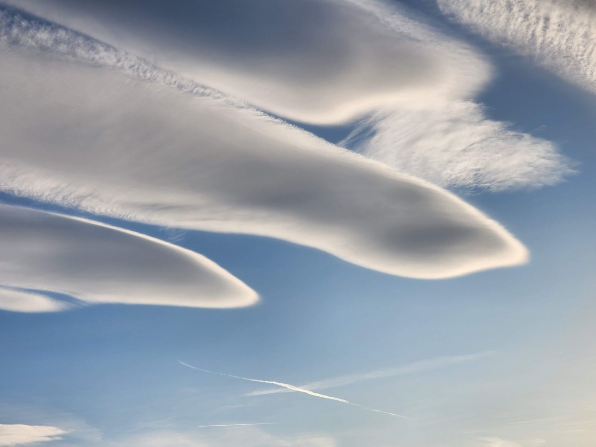 gtokarsk's tweet photo. Clouds in Fort Collins today went a bit nuts #coloradoclouds https://t.co/53sDh2j1HH