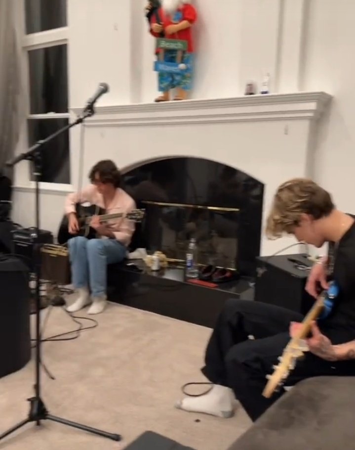 Leti_hacker's tweet image. O vinnie e a guitarra &amp;gt;&amp;gt;&amp;gt;&amp;gt;&amp;gt;&amp;gt;