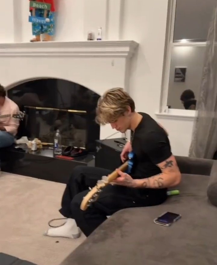 Leti_hacker's tweet image. O vinnie e a guitarra &amp;gt;&amp;gt;&amp;gt;&amp;gt;&amp;gt;&amp;gt;