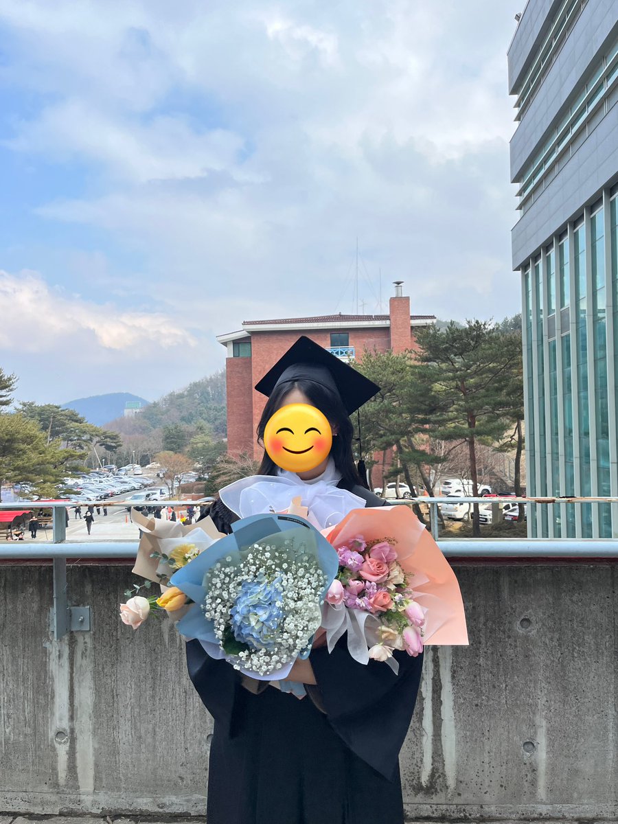 byeolnanie's tweet photo. 졸업에 문제생겨서 심사하느라 계속 마음졸였는데
졸업식 3일 전에  발표나고 드디어 졸업했으여🎓
(졸업취소되면 면허도 취소되고 입사불가..🥲)
취직도했고 졸업도했고 이제 진짜 사회인입니다!! https://t.co/9uIlaaPKqb