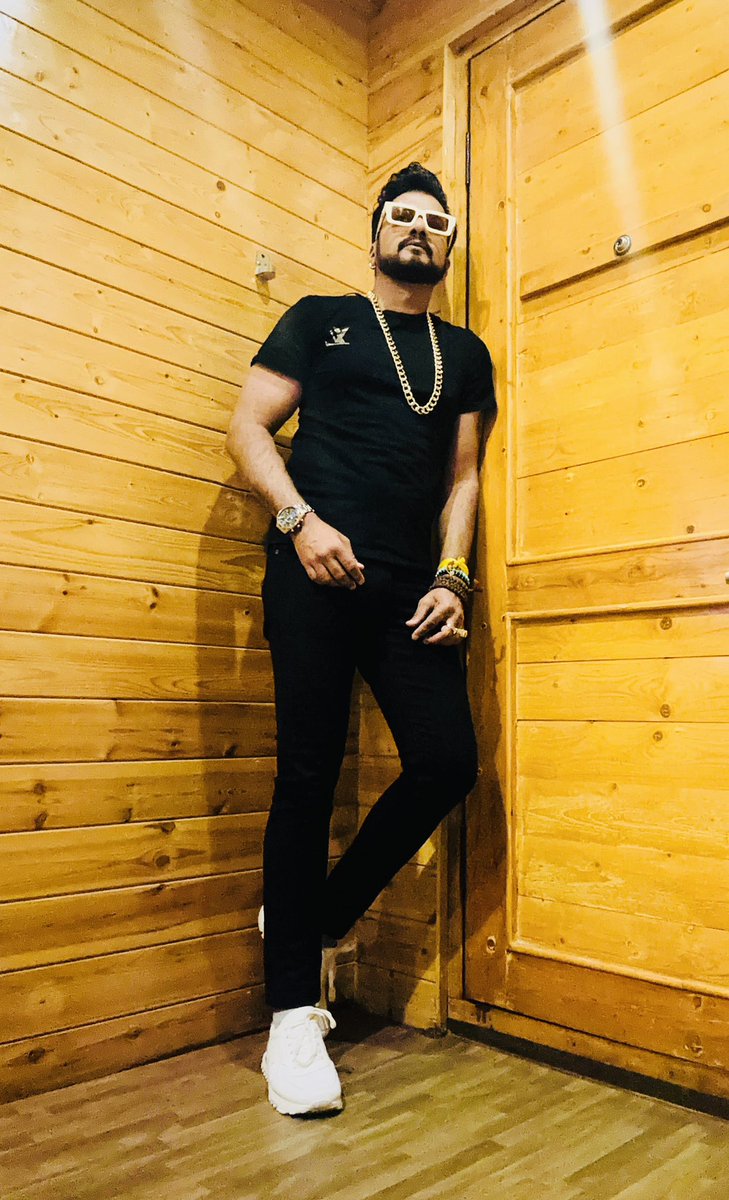 dileish's tweet photo. Just a pose before the performance….. RDX THE WIRELESS BAND #RDXTHEWIRELESSBAND #dileishdoshiofficial #dileish #musicians #music #musician #singer #musica #musicvideo
#musicislife #livemusic #artist
#newmusic #rock #love #band #musiclife
#hiphop 
#musicianlife #liveconcert https://t.co/skUmRSe2e1