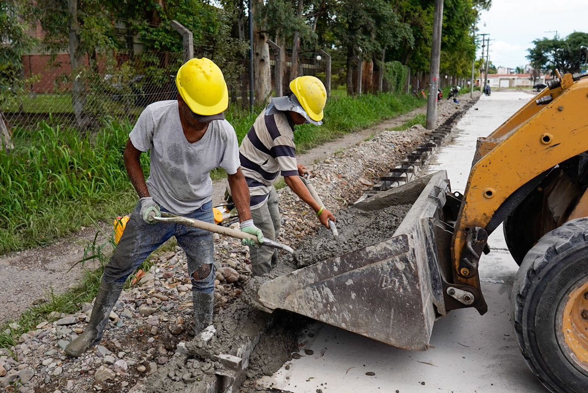 RomeroBettina's tweet photo. Semana llena de obras, abrazos y alegría junto a los vecinos 🙌🏼♥️ 
✅ nuevo pavimento de hormigón en Barrio Castañares 
✅ seguridad y accesibilidad para los más de 30.000 vecinos y estudiantes de la Universidad de Salta
#LaHoraDeLosBarrios #EstamosHaciendo #HaciendoLasCosasBien https://t.co/twYib5zA4O