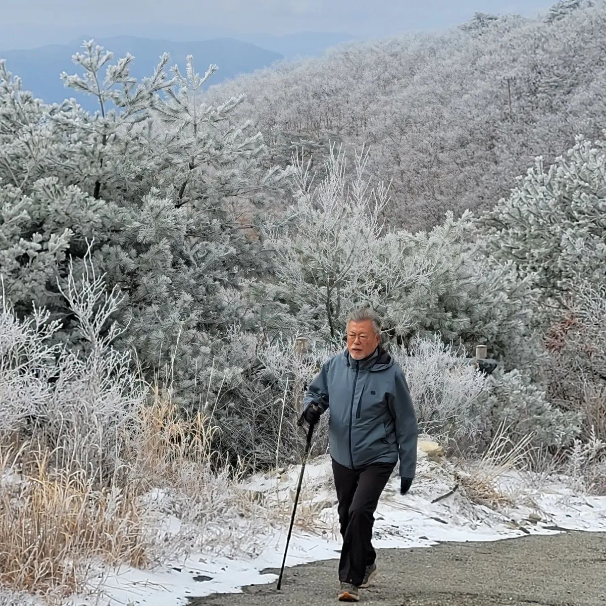 자신이 머무는 곳 어디에서든 
그 모습대로 진심을 다하시는 모습이
정말 아름다운 문프
대통령의 자리에 계실 때도
남쪽의 노을처럼 사시는 지금도
이렇게 아름다운 분이 우리와
같은 시대에 숨쉬고 있다는 이유로
어떤 날,나의 분노와 슬픔을
감출 수 있다
고맙습니다 사랑합니다
건강하시길 빕니다
