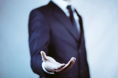 Red_Housen's tweet photo. • Lo último que pudo percibir con su casi desvanecida visión fue ...

Una figura pálida, vistiendo un elegante traje

Ofreciéndole su mano

¿La muerte? ¿Una alucinación?

Las últimas fuerzas de Red le impulsaron a intentar levantar su mano

Y luego cerró sus ojos...

#Redcatombe https://t.co/SxG6AO7Pjv