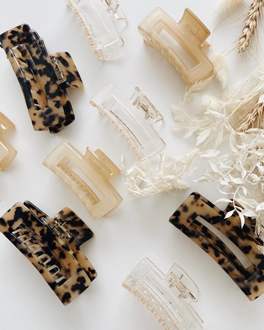 Quit wearing your pony too tight and too often. Try these instead. It’ll save spare the tension and thinning at the top of your head. ☝🏽 #lovelykindtips