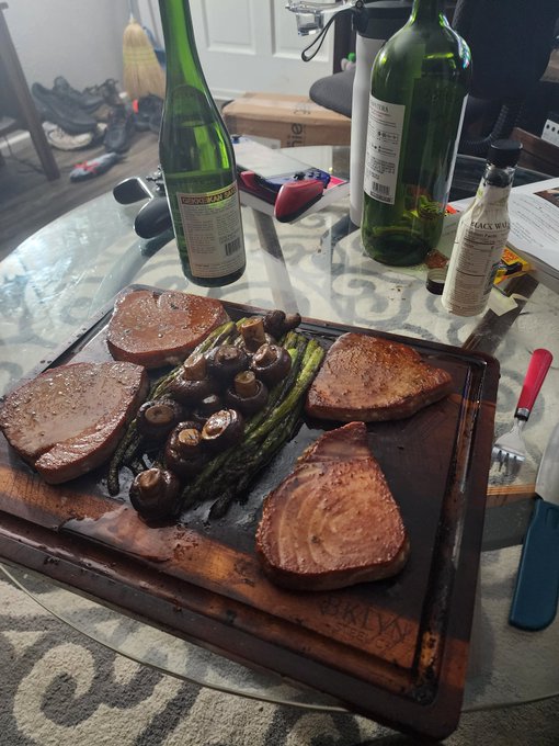 Saki, tuna steaks, asparagus, and mushrooms. This firday night built different.
#food https://t.co/4