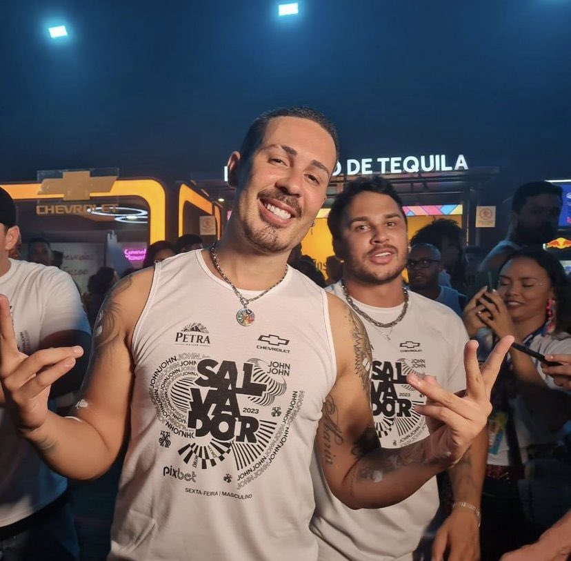 supportcarlu's tweet photo. Carlinhos e Lucas curtindo o carnaval de Salvador-BA. 🌻🎉
(ontem e hoje) https://t.co/GFqZbIwtkv