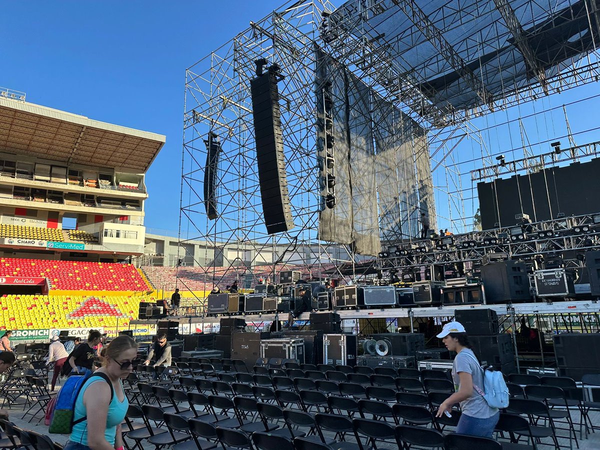 ElReflector_'s tweet photo. #Galería 🤠🎶 A unas horas de que se realice el concierto de @julionalvarez en el Estadio Morelos, así luce el montaje del escenario de lo que será el primer show musical en el Coloso del Quinceo.

#JuliónÁlvarez #Concierto #Morelia #MiHistoriaNuestrasCanciones  #LosPasosDeJulión https://t.co/RBTUGjE35C
