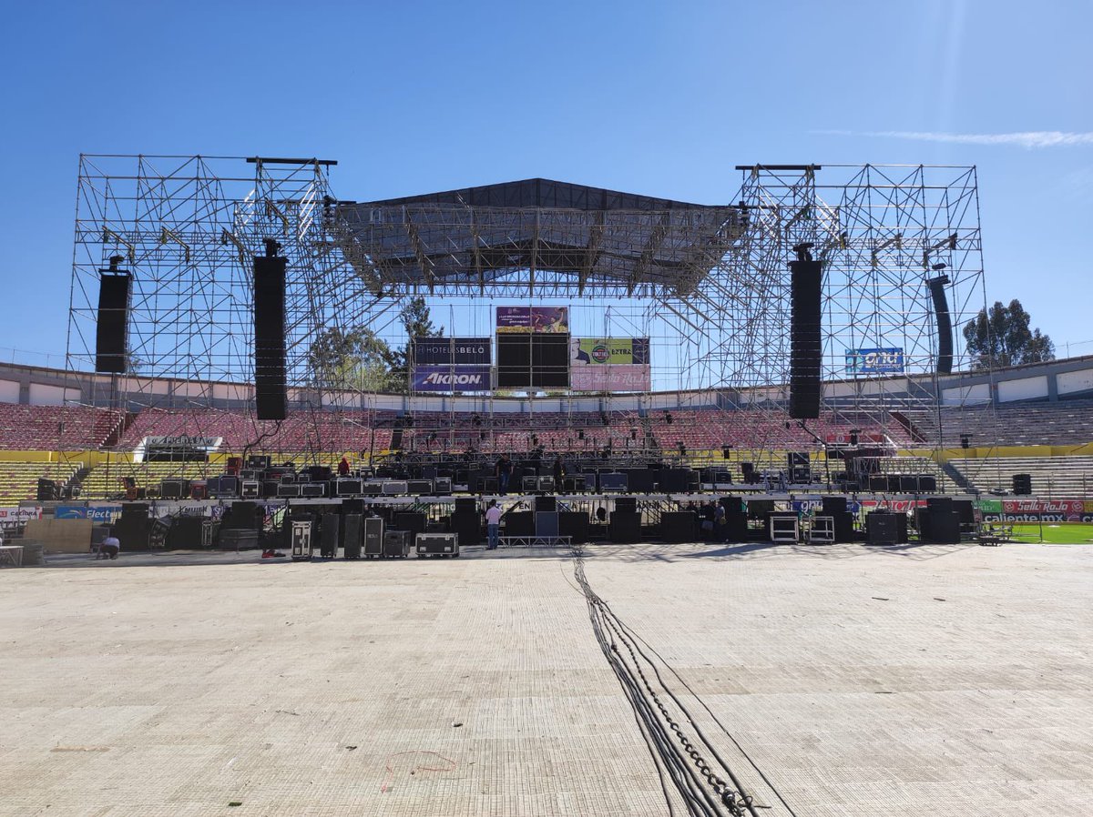 ElReflector_'s tweet photo. #Galería 🤠🎶 A unas horas de que se realice el concierto de @julionalvarez en el Estadio Morelos, así luce el montaje del escenario de lo que será el primer show musical en el Coloso del Quinceo.

#JuliónÁlvarez #Concierto #Morelia #MiHistoriaNuestrasCanciones  #LosPasosDeJulión https://t.co/RBTUGjE35C