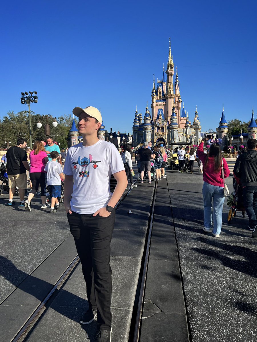 santi_sinfiltro's tweet photo. The most magical place on earth ✨
#disney #waltdisneyworld #disneyboy #cinderellacastle #stitch https://t.co/CvVwchOrtg