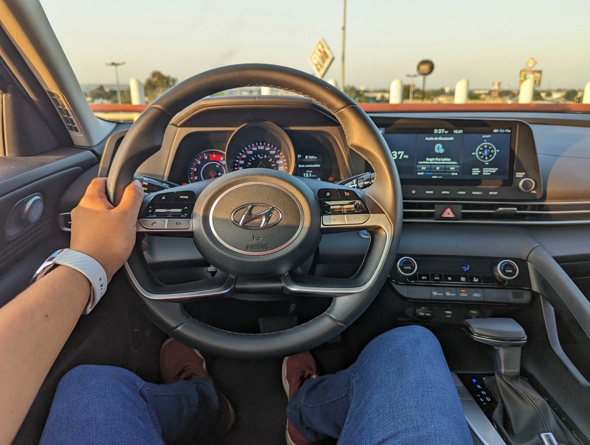 ConductoresAlAz's tweet photo. El @HyundaiMotorMex Elantra es uno de los sedanes más atractivos, el detalle del interior como abraza al conductor es una chulada 🤠 https://t.co/jbxO2q33gi