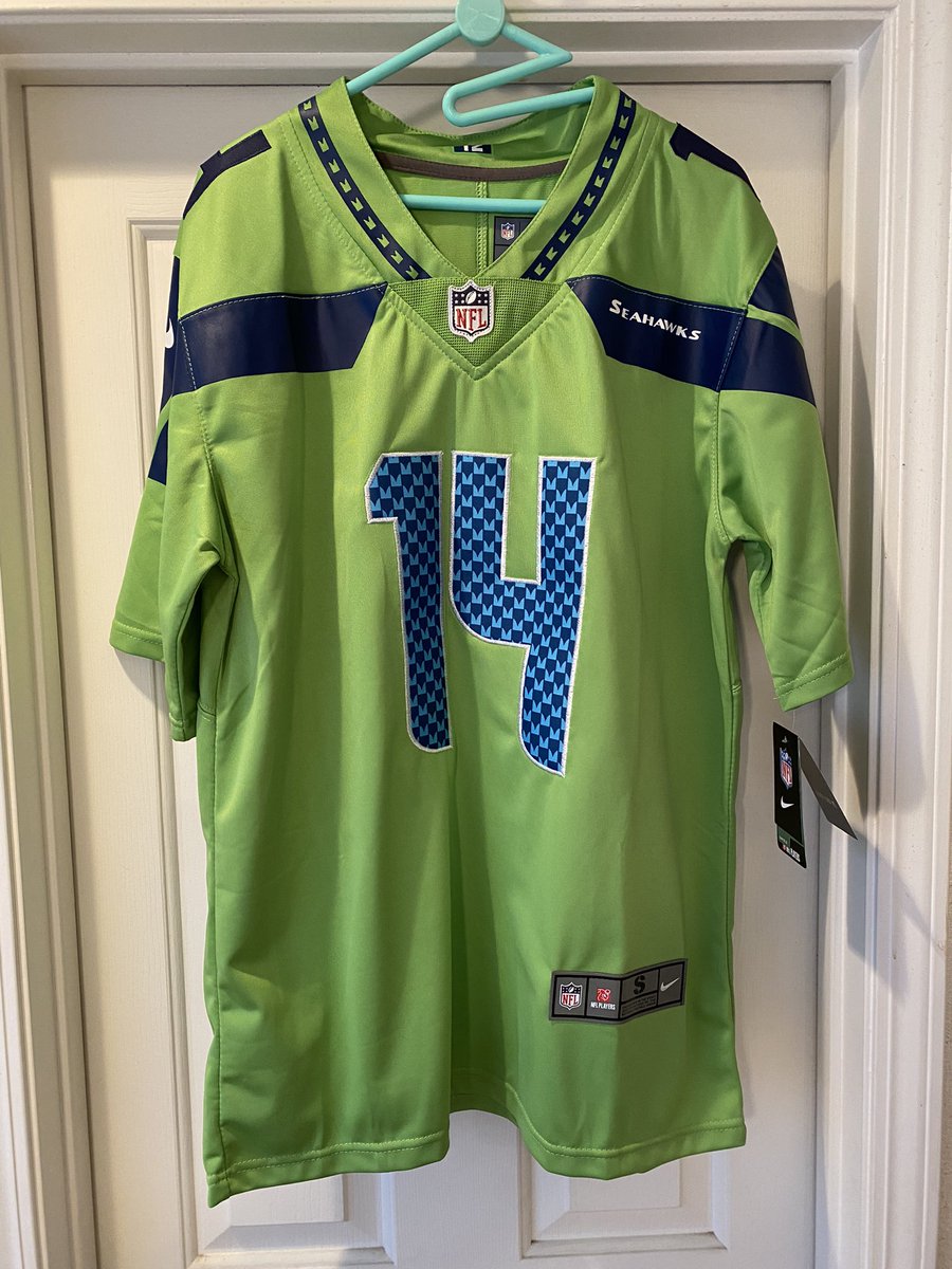 KeiichiK6's tweet photo. 持ってたSeahawksのjersey、Linch引退Wilson移籍で、この度Metcalfのを購入🏈ついでに車のカーペットも購入❗️付いてた黒いのもイイんだけど、やっぱ内装の色に合わせた方が統一感があってイイですね😍
#sekaimon #セカイモン #seahawks #シーホークス #dkmetcalf #nfl #gohawks #fhgroup #floormats https://t.co/4WSewgvndj