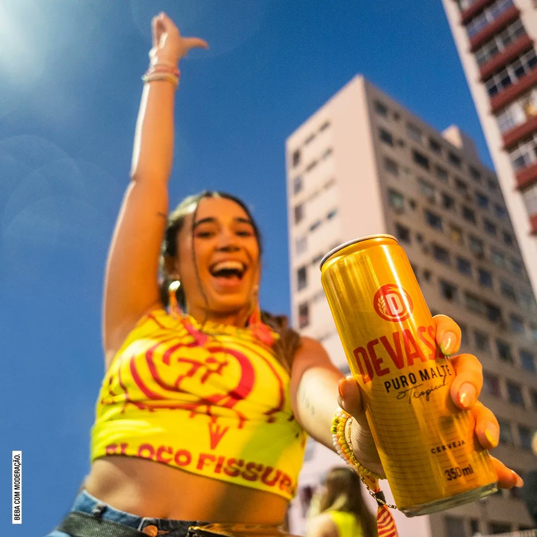 devassa's tweet photo. Salvador não para. E a nossa #foliASSA também não. Na corda, na pipoca ou outras atrações, a volta do carnaval pede uma #cervejASSA. #BebaComModeração https://t.co/9n1NmxaLn9