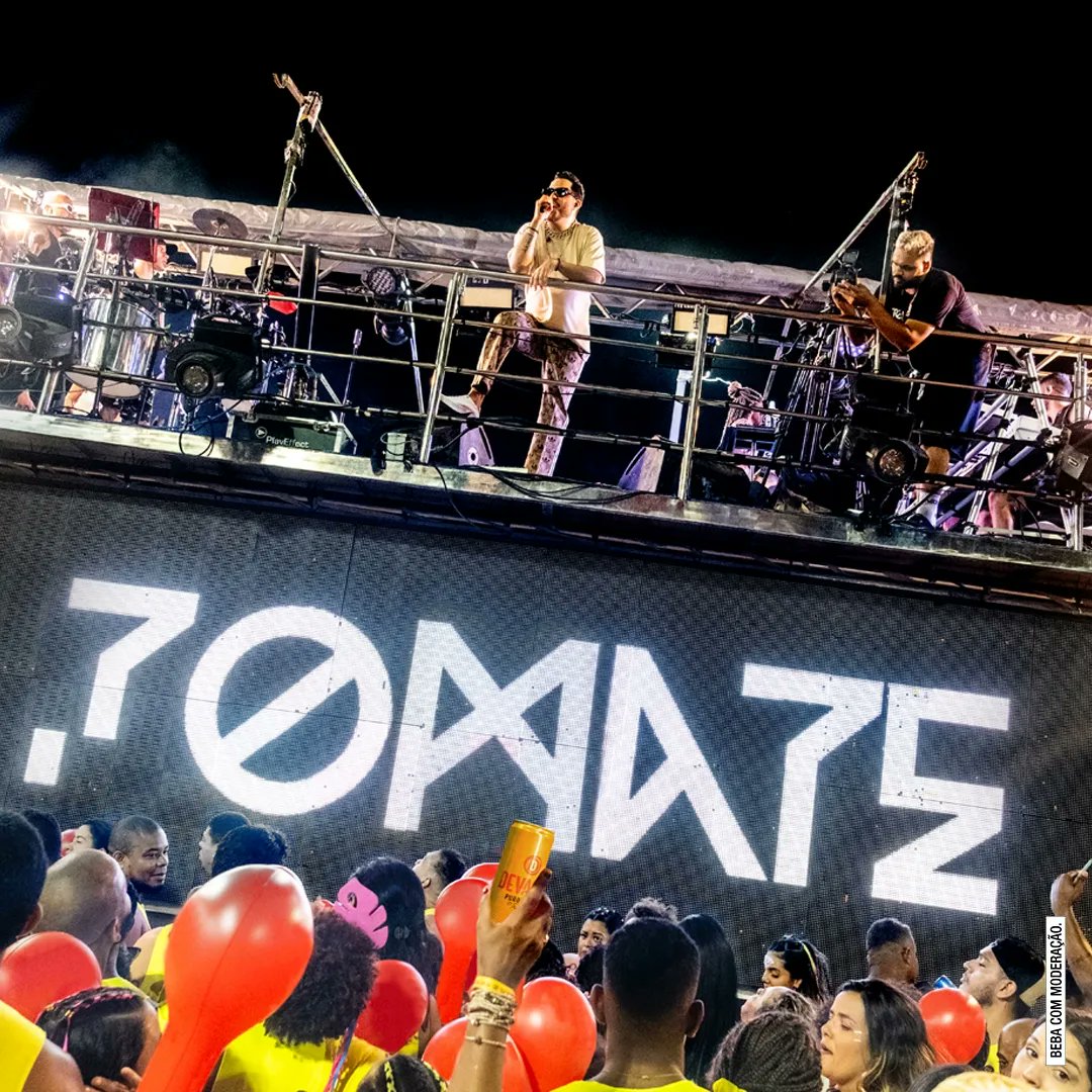 devassa's tweet photo. Salvador não para. E a nossa #foliASSA também não. Na corda, na pipoca ou outras atrações, a volta do carnaval pede uma #cervejASSA. #BebaComModeração https://t.co/9n1NmxaLn9