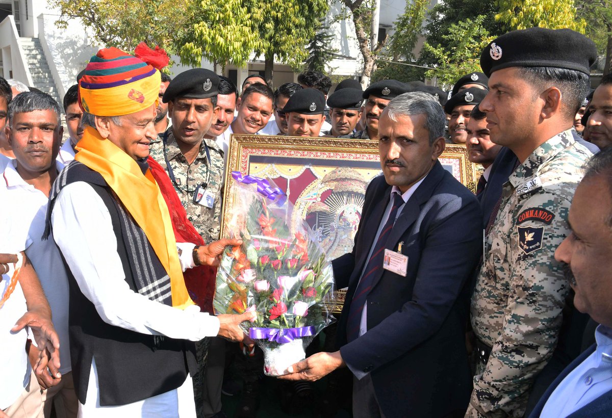 RajGovFans's tweet photo. मुख्यमंत्री श्री @ashokgehlot51 ने #महाशिवरात्रि के अवसर पर मुख्यमंत्री निवास स्थित मां राजराजेश्वरी मंदिर में सपत्नीक पूजा-अर्चना कर प्रदेश की खुशहाली एवं प्रगति की कामना की।
श्री गहलोत ने भगवान शिव का जलाभिषेक किया, वैदिक मंत्रोच्चार के बीच पूजा की और आरती उतारी।
#Mahashivratri https://t.co/xp2PgoVoWJ