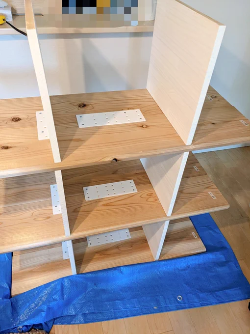 わはははは棚作った!3時間半くらい。電動ドライバーってなんでこんなにスカッとするんだろ。DIYって多幸感〜 
