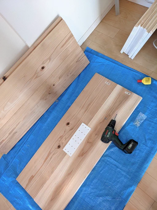 わはははは棚作った!3時間半くらい。電動ドライバーってなんでこんなにスカッとするんだろ。DIYって多幸感〜 