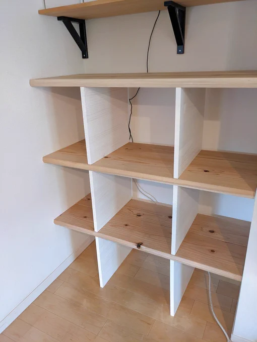 わはははは棚作った!3時間半くらい。電動ドライバーってなんでこんなにスカッとするんだろ。DIYって多幸感〜 