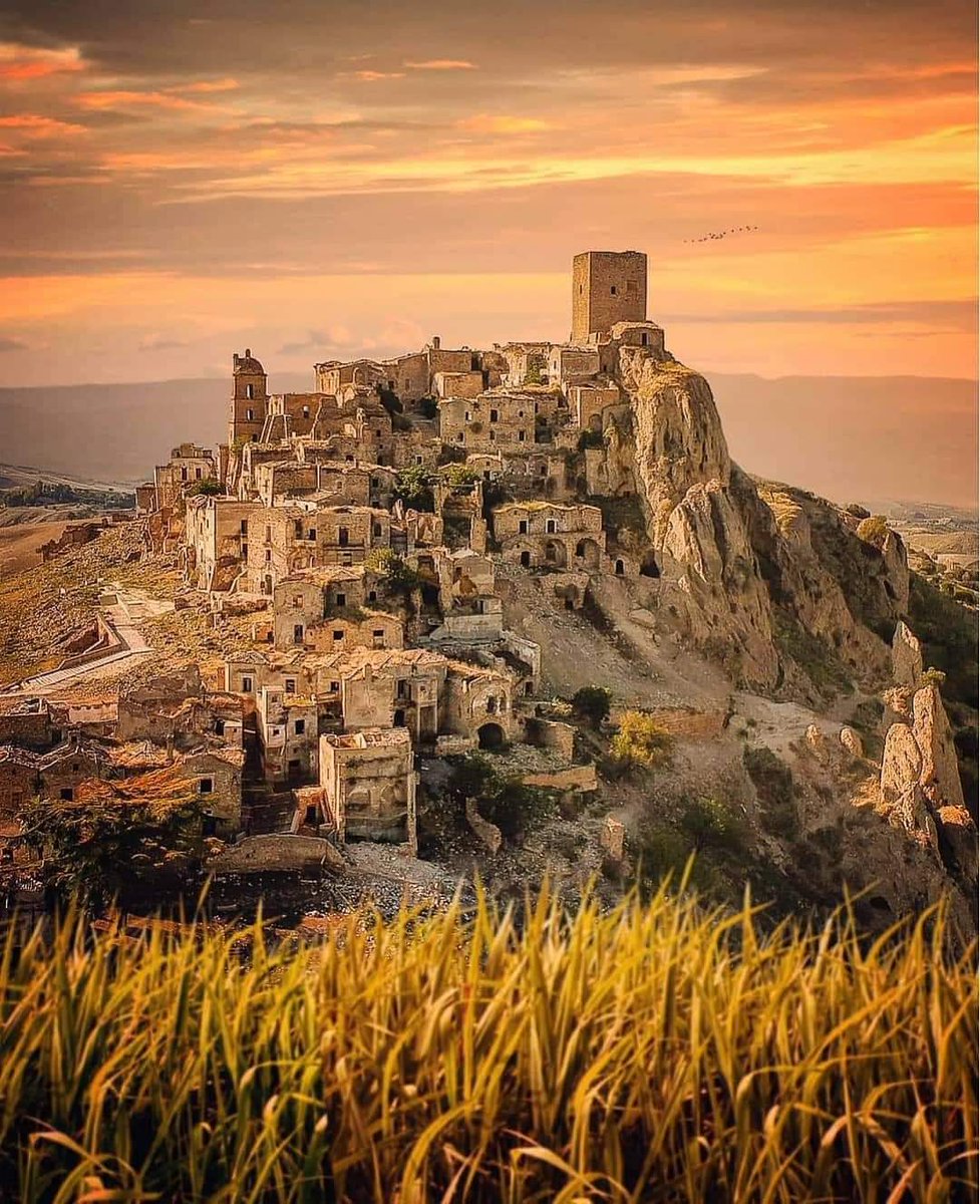 TaQuIn_MaUvE's tweet photo. Au cas où vous seriez dans le coin à ce moment là...
Craco, dans la région de Basilicate, l'une des villes fantômes les plus populaires au monde, sera à nouveau ouverte à partir du 1er mars 😉 https://t.co/S5o5ACdAU1