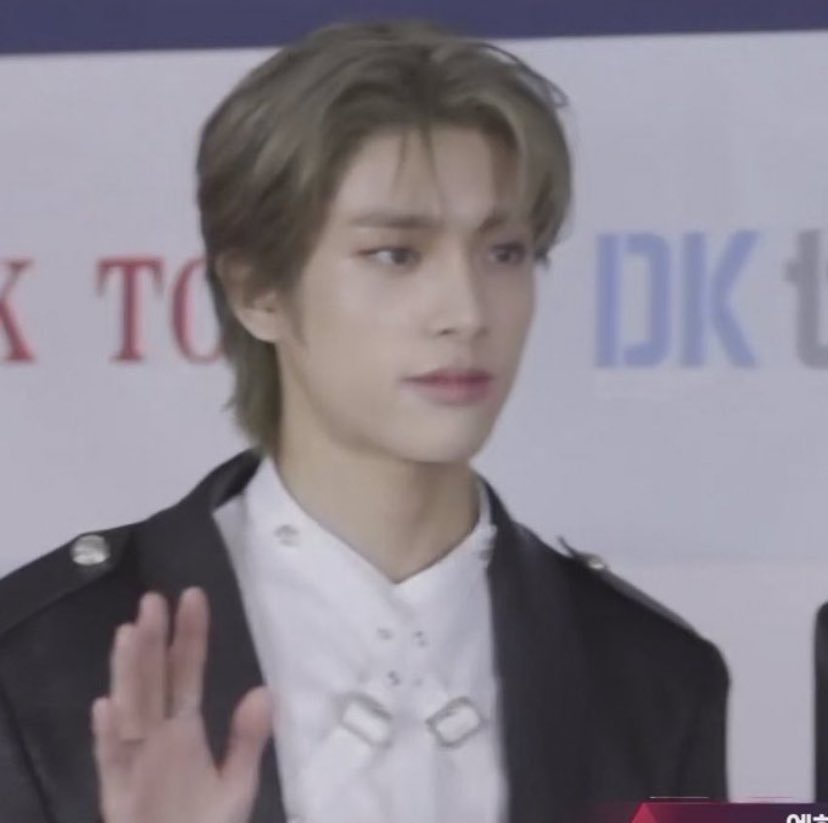 sjydaiIy's tweet photo. JAKE OMG HIS HAIR????? https://t.co/Tzlz6AvI5r