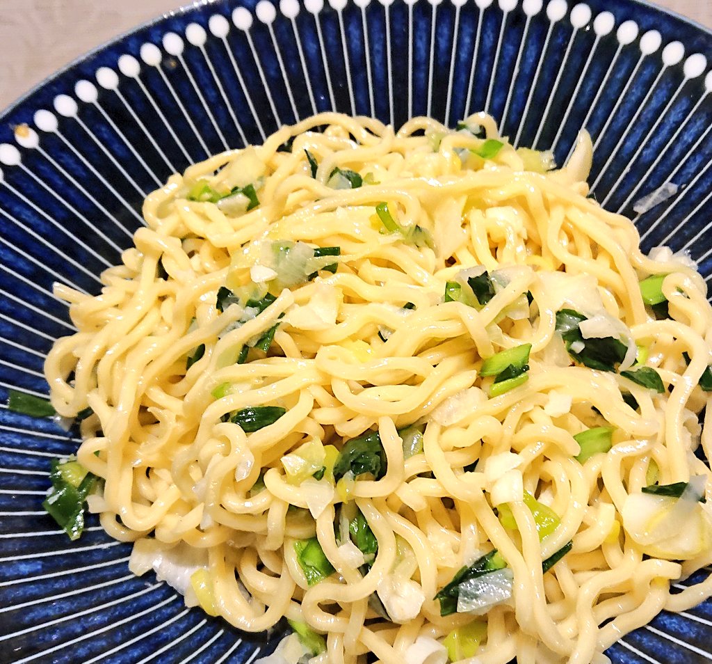muchuri_p's tweet photo. 【ねぎ塩にんにくまぜ麺+ニラ】
ニラと長ネギとにんにくをみじん切りにしてごま油と鶏ガラスープの素と塩で炒めたやつを中華麺とまぜる。
かなりニラと長ネギ使ったけど混ぜちゃうと少なく見えるなー。 https://t.co/RQVyempIMc