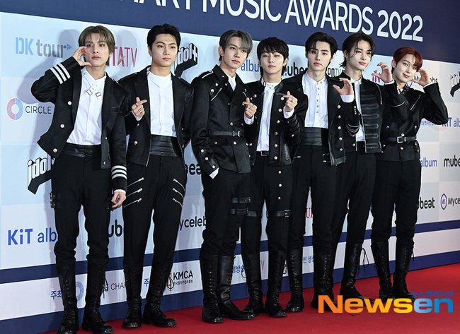 FpO3jknaYAAWDYq?format=jpg&name=small