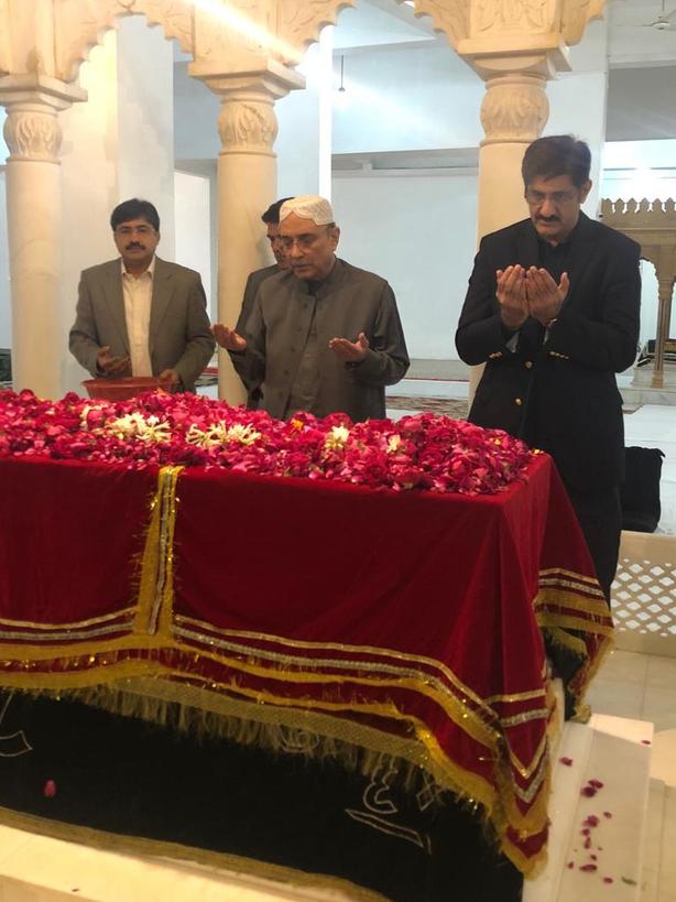 NEWS_BILAWAL's tweet photo. GARHI KHUDA BUX, Former President of Pakistan and #PPPP President Asif Ali Zardari visited the mausoleum of Shaheed Mohtarma Benazir Bhutto and offered fateha at her grave today larkana https://t.co/itS8Hs4MD4