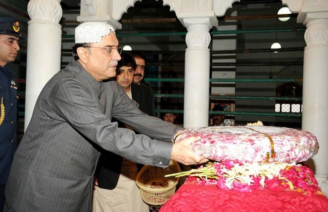NEWS_BILAWAL's tweet photo. GARHI KHUDA BUX, Former President of Pakistan and #PPPP President Asif Ali Zardari visited the mausoleum of Shaheed Mohtarma Benazir Bhutto and offered fateha at her grave today larkana https://t.co/itS8Hs4MD4
