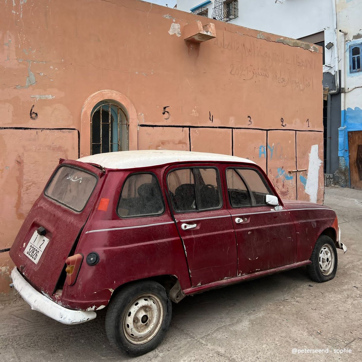 Van onze correspondent uit Afrika. 
Taghazout, Marokko. #renault4 met inklapbare spiegel en afneembare achterklep. #surfparadijs 

open.spotify.com/track/6lPbvFOO…