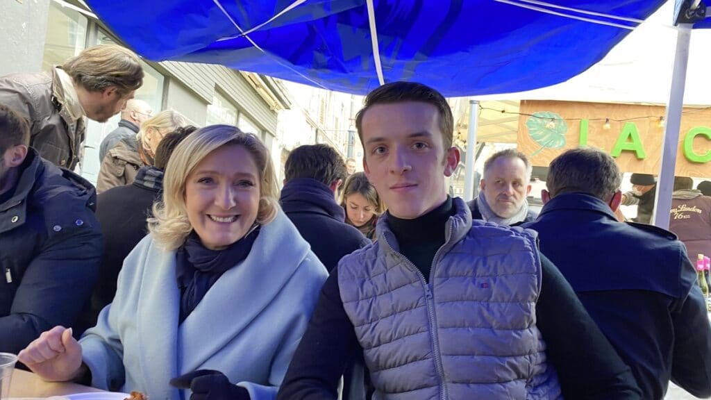 Rappel aux ignorants : @JeffGruner_, comme l'ensemble du parti qu'il représente, ne sait toujours pas que l'important a l'AN c'est ce qui se dit. De plus les jugements vestimentaires d'un homme s'habillant en sac poubelle sont ils vraiments importants?