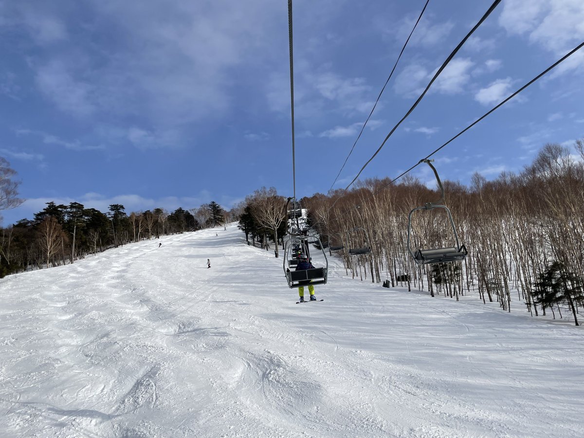 「スキー1日目終わり!楽しかったけど気温高くてどんどん雪が重くなってめちゃくちゃ疲」|AZ!（あず）@1日目東-ヲ07aのイラスト