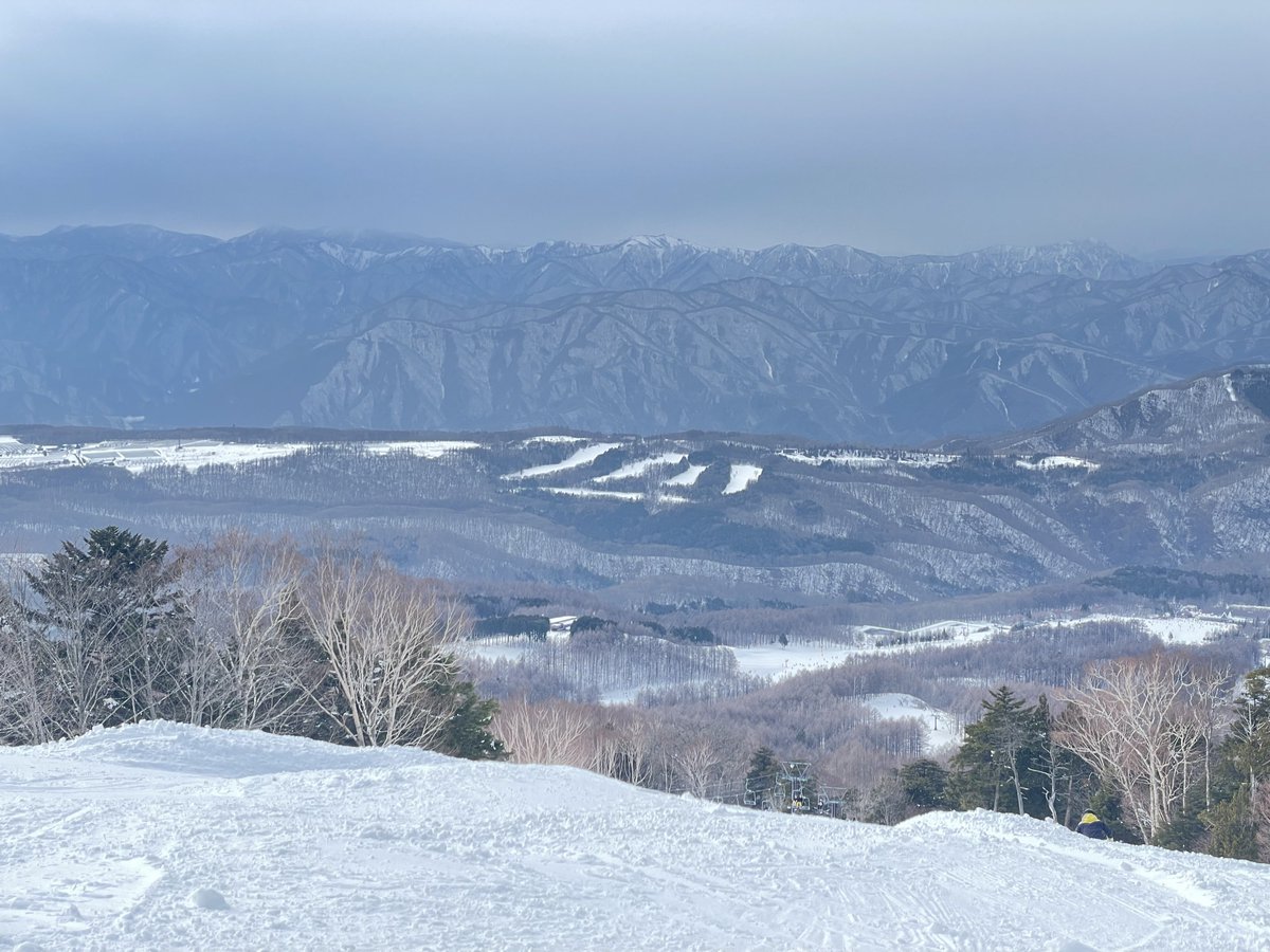 「スキー1日目終わり!楽しかったけど気温高くてどんどん雪が重くなってめちゃくちゃ疲」|AZ!（あず）@1日目東-ヲ07aのイラスト