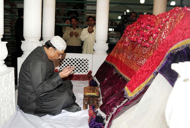 NEWS_BILAWAL's tweet photo. GARHI KHUDA BUX, Former President of Pakistan and #PPPP President Asif Ali Zardari visited the mausoleum of Shaheed Mohtarma Benazir Bhutto and offered fateha at her grave today larkana https://t.co/itS8Hs4MD4
