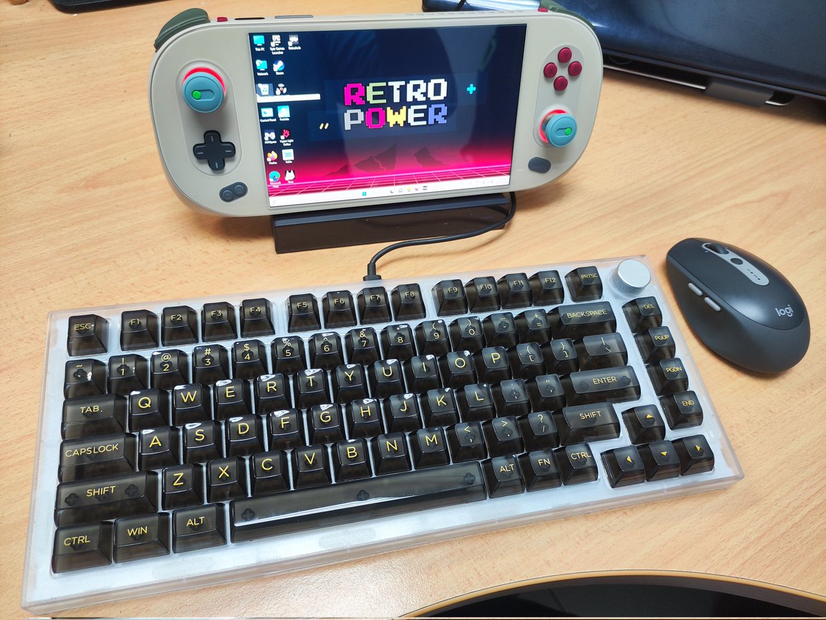 budn3kkid's tweet photo. "Portable" desktop setup
#Ayaneo2 #RetroPower
#MechanicalKeyboard
Keyboard: NextTime75 V3
Mouse: Logitech M590 Silent
Dock: Ayaneo Multi Station https://t.co/lMqLBHbDv5