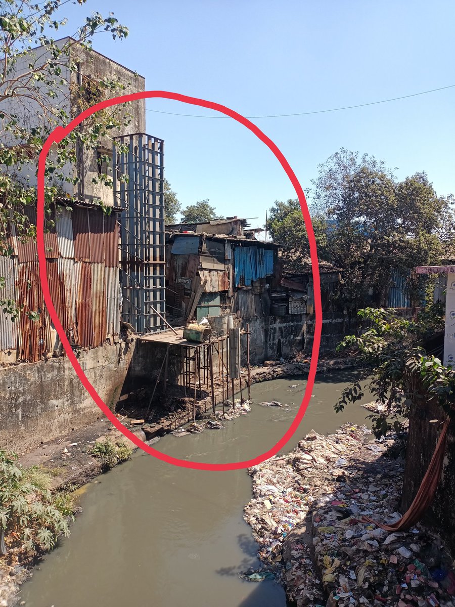 ThaneWatch's tweet photo. गरिबांनी जर नाल्यावर घर बांधलं तर ठाणे महापालिका तात्काळ तोडक कारवाई करते पण आता तर नितीन कंपनी सिध्देश्वर तलाव जवळील सर्व्हिस रोड लगत असलेल्या भंगार गोडमाच्या बाजूला असलेल्या नाल्यावर अनधिकृत रित्या भलीमोठी होर्डिंग उभारण्याचे काम जोरदार सुरू आहे

@TMCaTweetAway 
@abhijitbangar https://t.co/ELLaflWp33