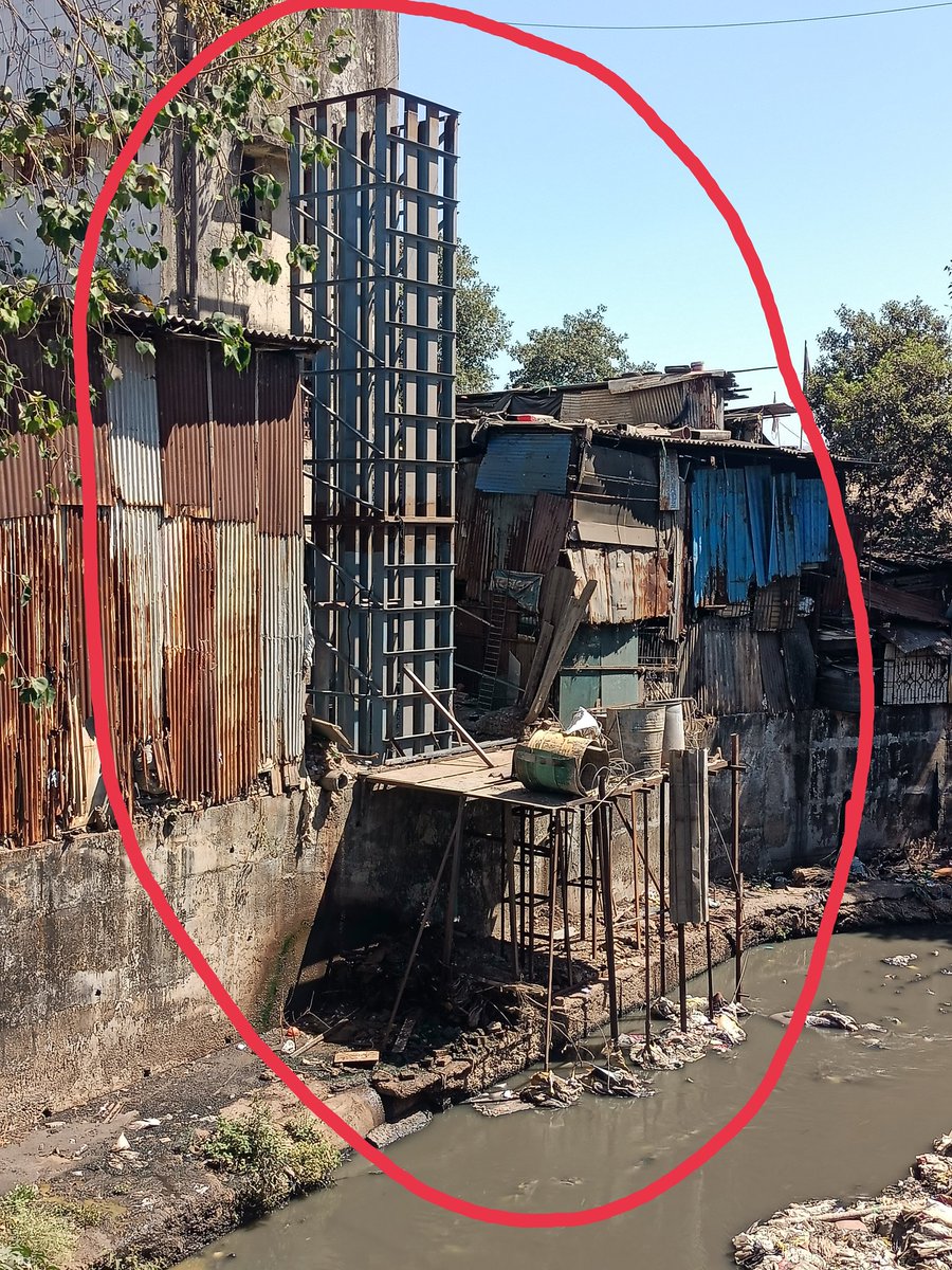 ThaneWatch's tweet photo. गरिबांनी जर नाल्यावर घर बांधलं तर ठाणे महापालिका तात्काळ तोडक कारवाई करते पण आता तर नितीन कंपनी सिध्देश्वर तलाव जवळील सर्व्हिस रोड लगत असलेल्या भंगार गोडमाच्या बाजूला असलेल्या नाल्यावर अनधिकृत रित्या भलीमोठी होर्डिंग उभारण्याचे काम जोरदार सुरू आहे

@TMCaTweetAway 
@abhijitbangar https://t.co/ELLaflWp33