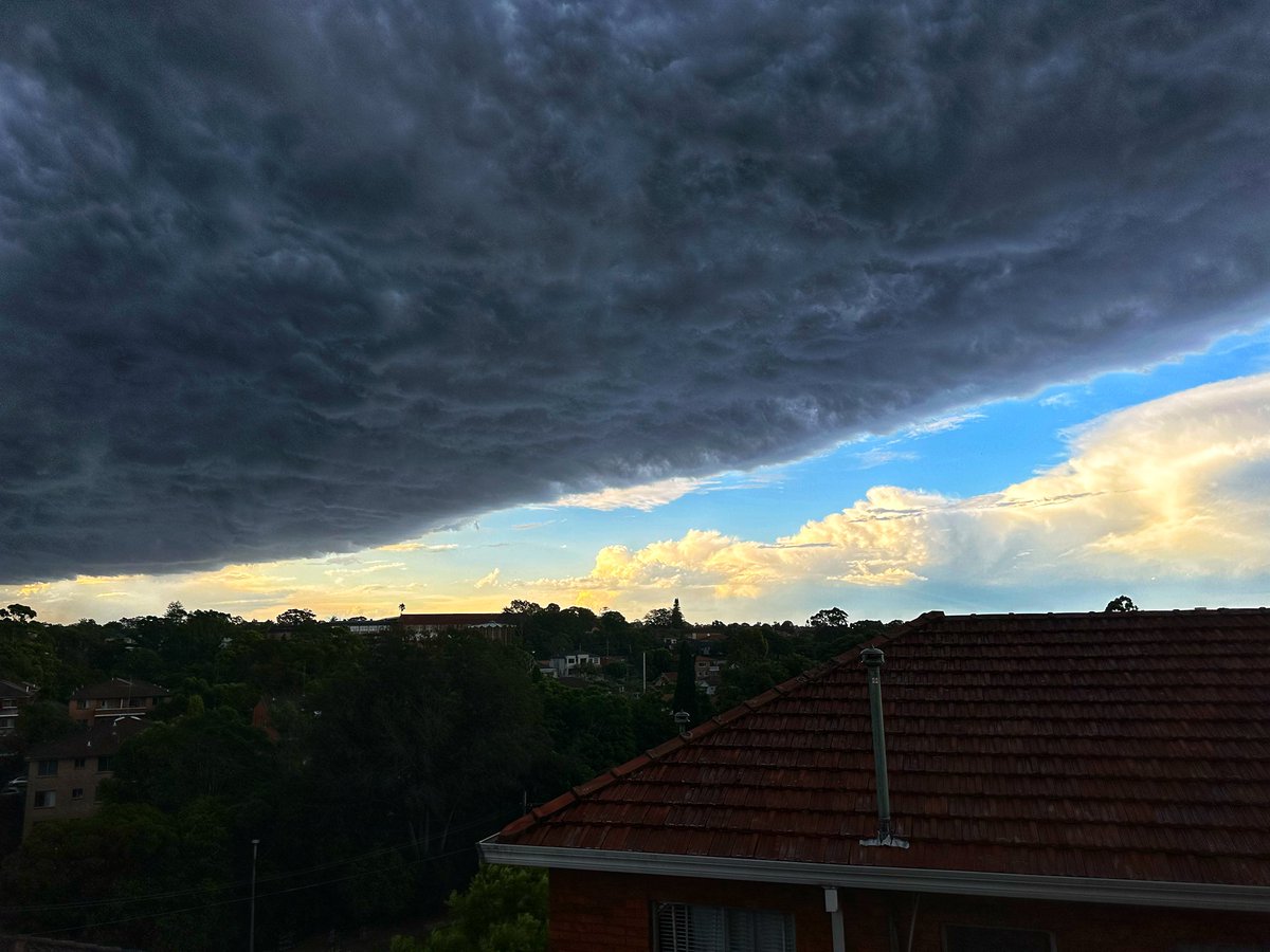 MonishNand's tweet photo. Storm brewing over Sydney.

#storm #weather #australia #Sydney #NewSouthWales #shotoniphone https://t.co/RoXh724dGG