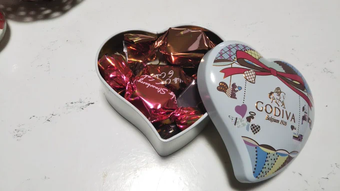 セブンイレブンでバレンタイン商品全品半額だったので、2つ買ってきた高いチョコは味が違う 