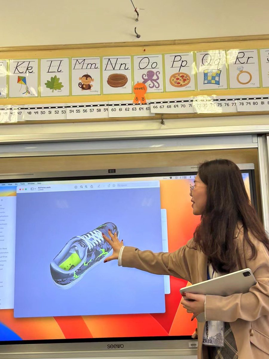 AdamHillEDU's tweet image. Learning about AR from the @AppleEDU team. I had no idea about Object Capture and its ability to make 3D USDZ digital objects from photos! So cool! #ARoniPad #AppleEDU #EdTechGZ #EdTech