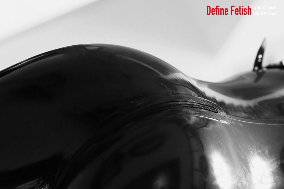 Duran_Rubberman's tweet photo. I like that curve.
 #GayRubber #GayLatex #RubberMan #RubberMen #RubberFetish #LatexFetish #FetishMen #RubberModel #LatexModel #GayLeather  #BigGuysInRubber #rubbercatsuit #latexcatsuit https://t.co/53wDQc6WH7