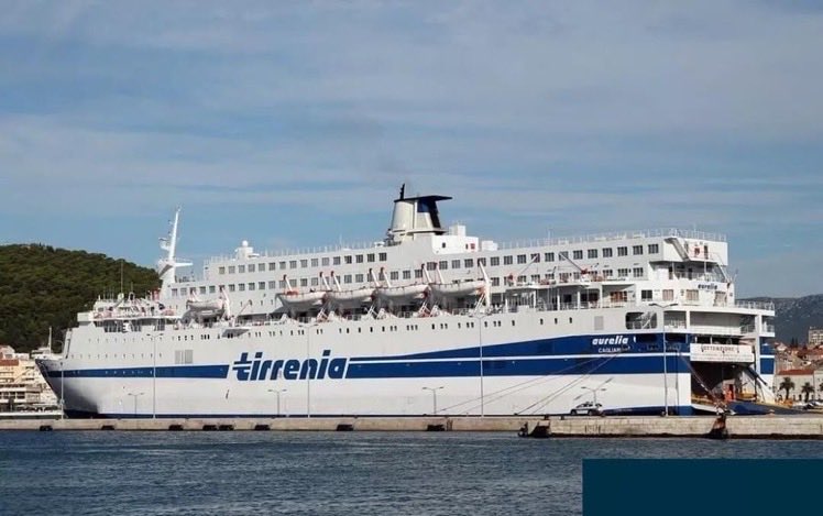 İtalyan MSC Aurelia yolcu gemisi İskenderun’a geliyor. Gemi 2000 yatak kapasitesine sahip. Maalesef 🇹🇷nin bir tane bile yolcu gemisi yok. Son 30 yılda yok ettik. Ulaştırma Bakanlığı son 20 yılda kara ve hava yoluna 128 milyar $, denize 2 milyar $ yatırım yaptı. Israrla karacıyız.