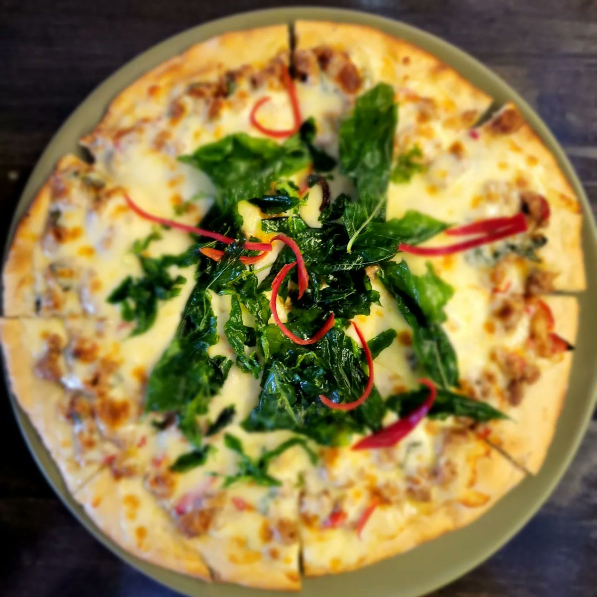 #Pizza Pad Kra Pao 🍕 #AllTimeFavorite #LiveMusic
#DrinkEatRock 

#Sukhumvit71 corner with #SoiPridi5