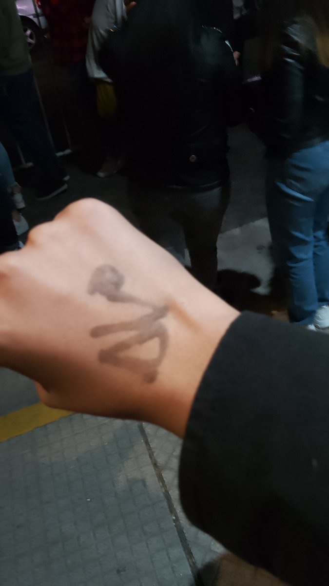 Pan_Conqueso001's tweet image. Fui por primera vez a un recital. LP en el luna park,sola en el estadio. Lo re disfruté!
A la salida me sumé a una chica y terminamos en la valla pidiendo autógrafos, me firmó la mano. El día más feliz de mí vida.
#LP #iamlp