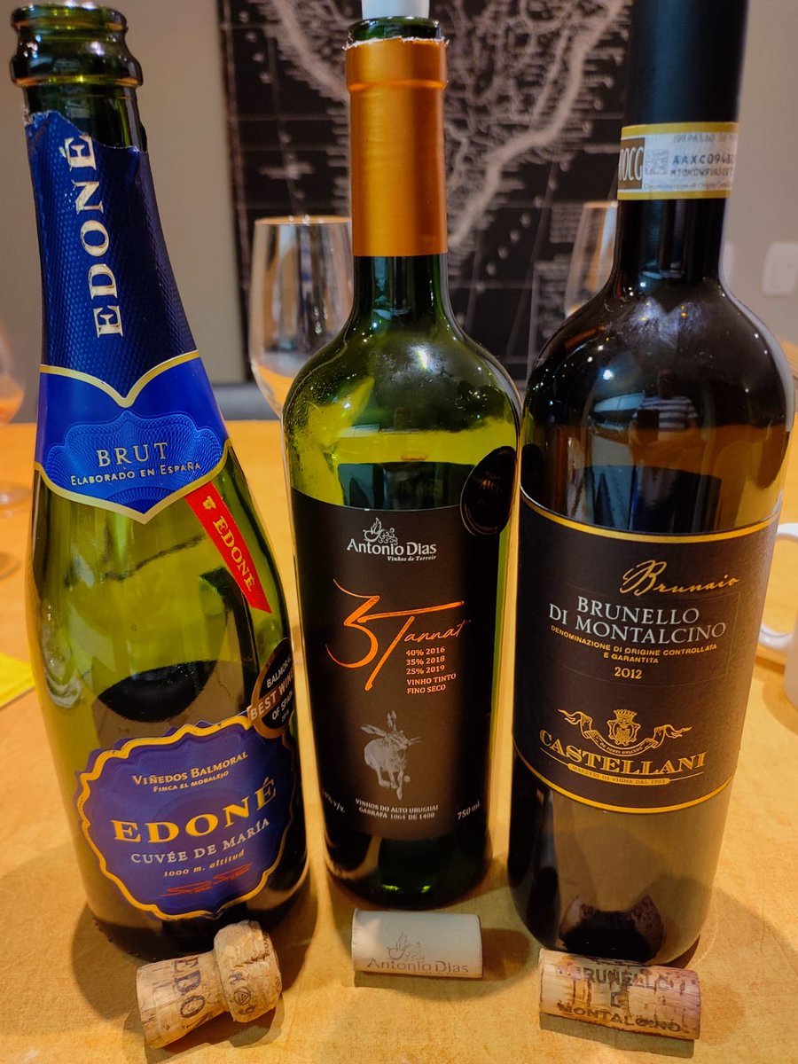 alesousa10's tweet photo. Que noche!!!!! #brunello #edone #antoniodias. Espumante muito bom, nuances de champagne. Vinho brasileiro com uma nota diferente, que vejo em muitos nacionais. Brunello duro, firme, tradicional, 6h decanter e o bichão se revelou pouco. Mucha guarda por delante https://t.co/wfrMKO7Hsk