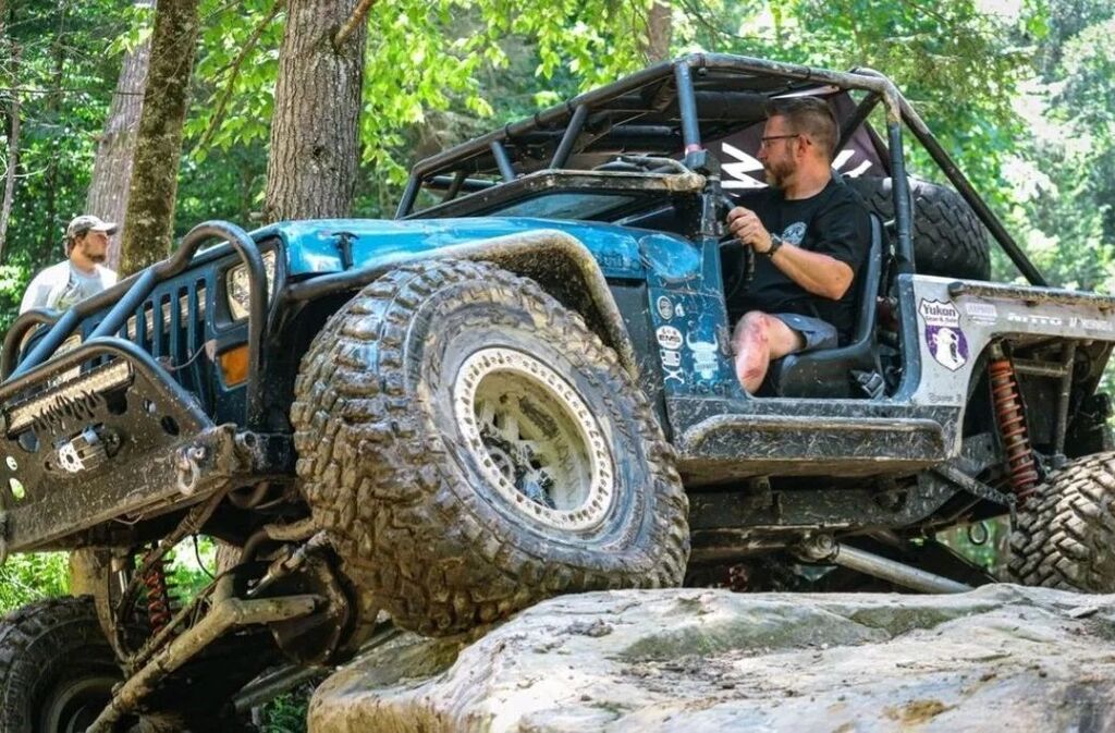 #jeepbeef Tour Crew/Brand Warrior #featurefriday 👈SWIPE

@pajeeper_89 Adam. PA

Build Specs👇
89 wrangler yj 
40” nittos
17” kmc beadlocks
14” fox coil overs 
4 link rear 3 link front 
Super duty 60’s with Yukon internals
JB customs 4wd shifter 
Full … instagr.am/p/CoyZ_VTMxG0/