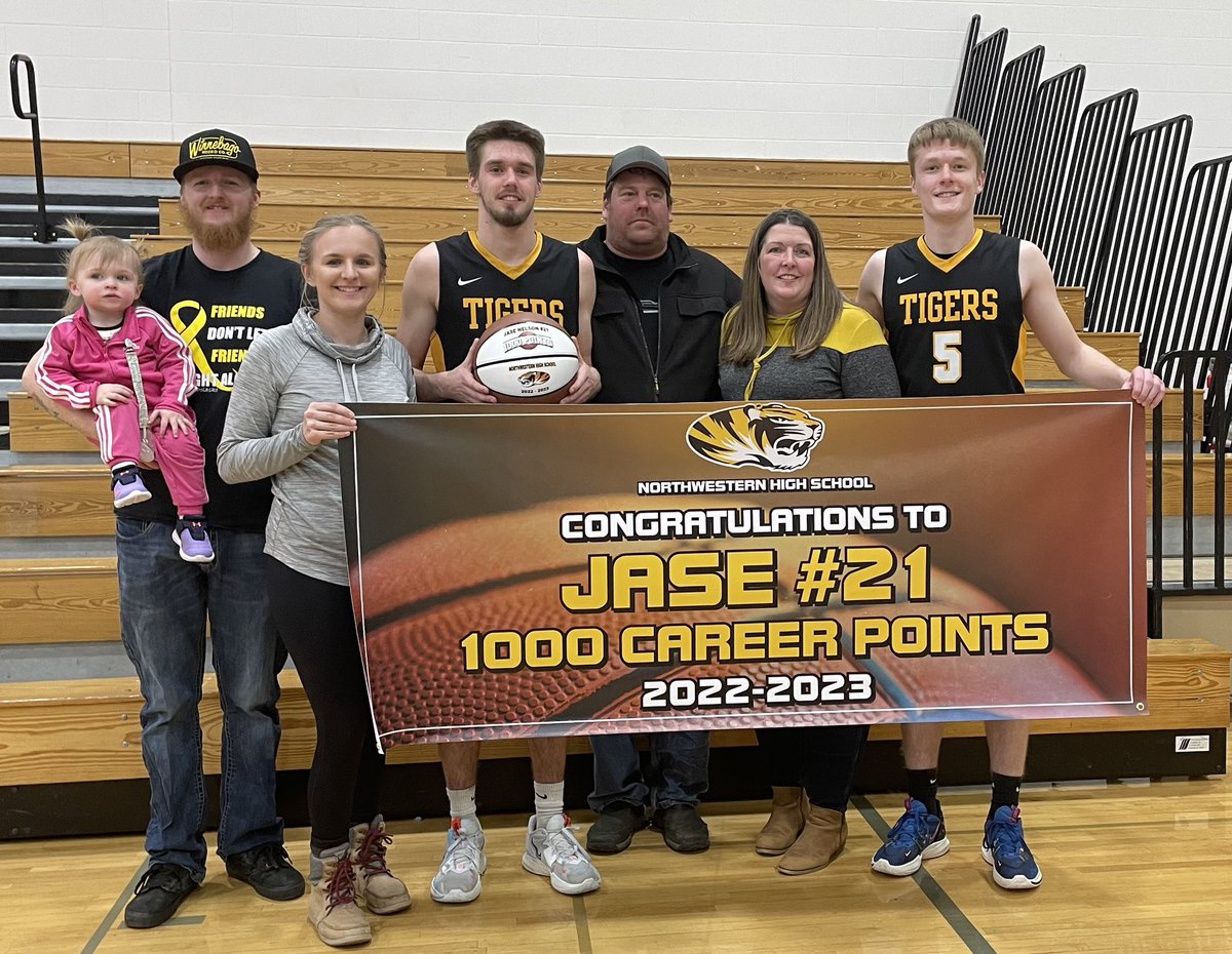 1️⃣0️⃣0️⃣0️⃣

Congratulations to SR Jase Nelson on becoming the 8th player in Northwestern history to reach 1,000 career points! Jase reached this incredible milestone in 74 games! He came into tonight needing 7 and got 15. Great job Jase!

#GOTIGERS