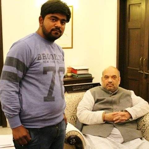 puneetsinghlive's tweet photo. जुनैद नासिर हत्याकांड का आरोपी मोनू मानेसर गायब है, उसकी तमाम फोटोज़ बड़े नेताओं और अधिकारियों के साथ सामने आई है, आखिरकार इसकी गिरफ़्तारी में देरी क्यों? https://t.co/5k4eVgfimy