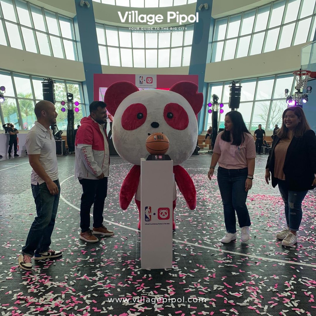 villagepipol's tweet photo. NOW HAPPENING: 

#BallLikeAPanda

foodpanda officially signed a partnership to be the official delivery partner of the National Basketball Association (NBA) today at the SM Mall of Asia Music Halll. @foodpandaPH 

#foodpanda #foodpandaPH 
#foodpandaxNBA
#BallLikeAPanda https://t.co/BTBEUhIIMM