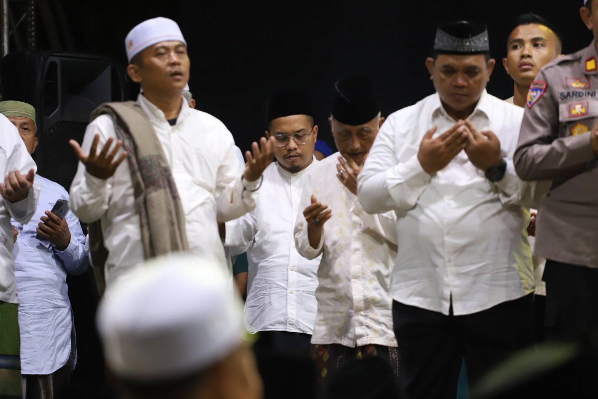 dok_bima's tweet photo. Purworejo bersholawat bersama Habib Syech semalam, Masya Allah luar biasa..meski diguyur hujan tetap khidmat https://t.co/Qm3bAg37mY