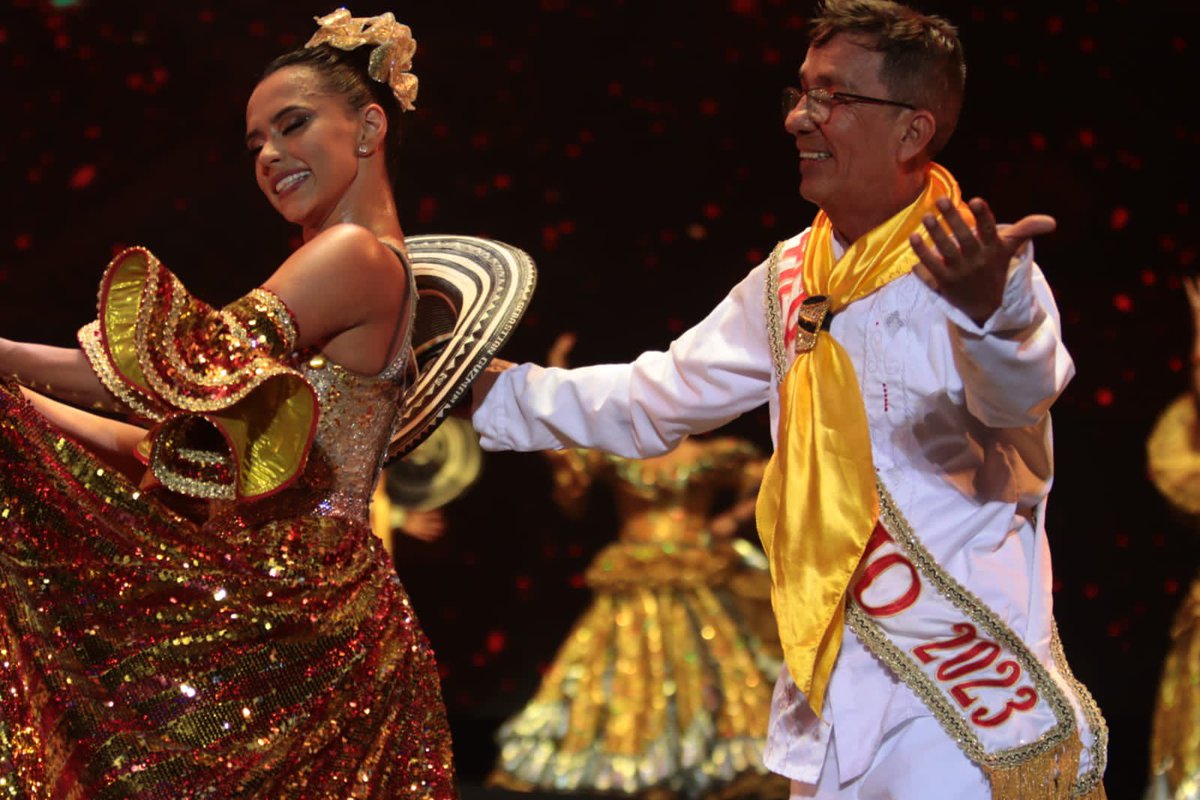 Sebastiang2023's tweet photo. ¡Uno de mis bailes favorito es la Cumbia! 😍
Hoy en mi noche de Coronación no podia faltar su majestad la Cumbia, que nos ha dado orgullo a nivel nacional e internacional. Disfruto bailar a tu lado mi Reina @nataliadcastrog 👏🏽 https://t.co/y9xXpWJdOw